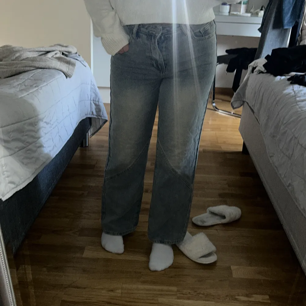 Jeansen är i storlek Xs/S och är i mycket bra skick. Dem är bootcut sitter perfekt på längden och jag är 156 som referens. Dem är i helt nytt skick då jag aldrig använt de. Dem är i en light blue washed nyans. Säljer för 350 plus frakt. . Jeans & Byxor.