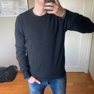 J.Lindeberg tröja Merinoull  - Riktigt schysst stickad tröja från J.Lindeberg gjord i varm och skön merinoull som är granit grå/svart. Perfekt för kallare säsonger. Storlek M passar S-M. Skick 10/10. Priset är ej hugget i sten. Hör gärna av dig vid frågor😊