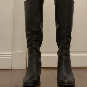 Svarta stövlar från Rizzo - Svarta stövla i skinn från Rizzo i stl 38.  De är i bra skick.  Fler bilder kan skickas vid intresse. 