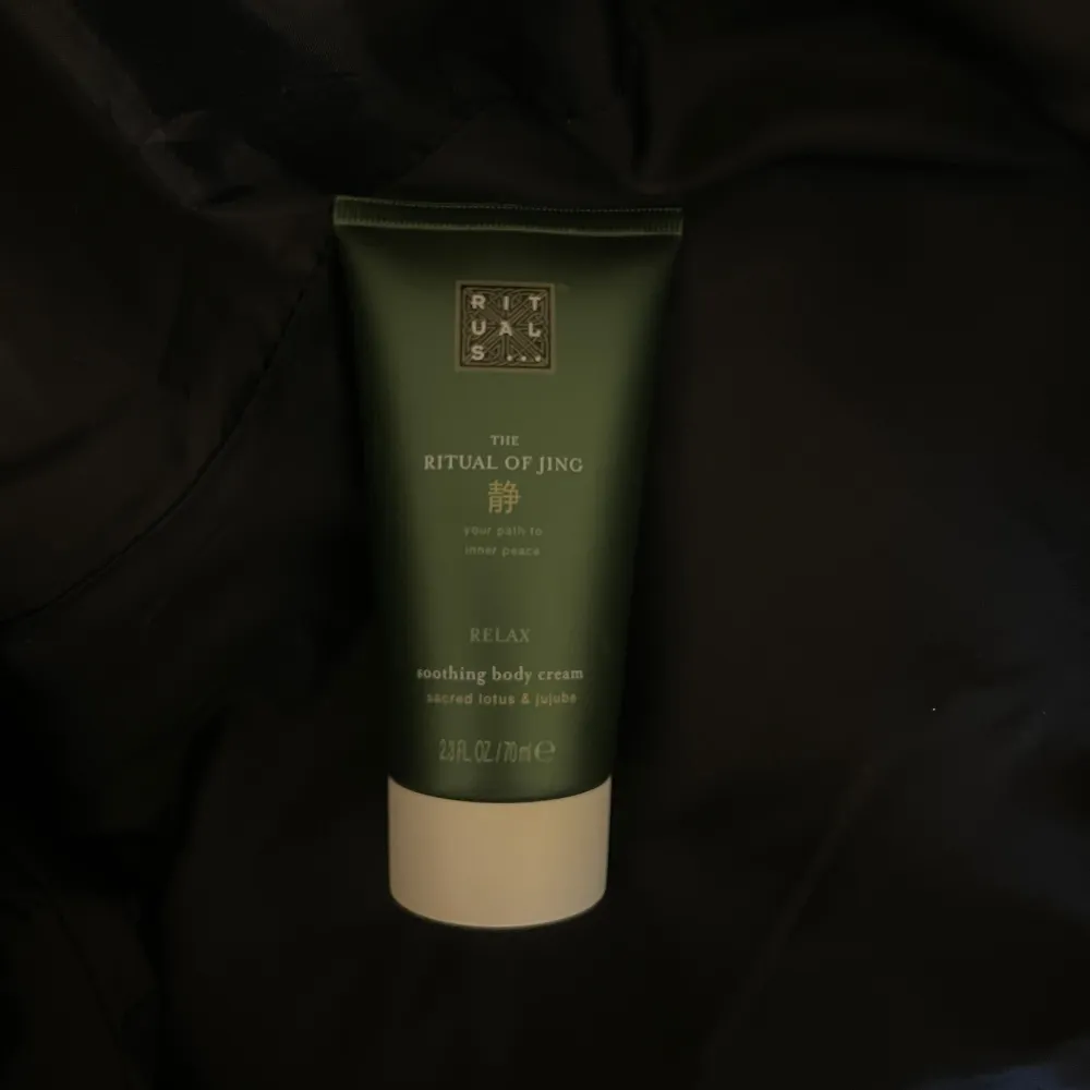 En lugnande body cream från Rituals, The Ritual of Jing. Perfekt för att ge huden en avslappnande och mjuk känsla med doft av sacred lotus och jujube. Aldrig använd💖. Skönhet.