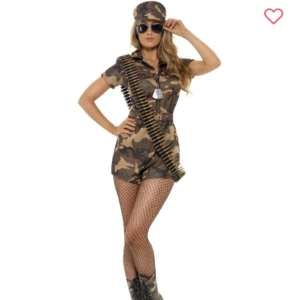 Militär halloween  - Hej! Köpte precis denna militär dräkt till halloween men har bestämt mig för att vara något annat denna halloween så säljer denna nu. Helt oanvänd. Man får med ett bälte så man kan spänna midjan hur man vill ha den. Skriv så skickar jag egna bilder!💕