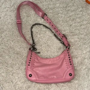 Rosa väska  - Rosa väska från Zara  Cirka 15h X 20l 