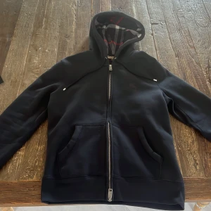 Burberry Hoodie - Säljer denna Burberry hoodie då den börjar bli för liten för mig. Den är extremt sparsamt använd ca 3 ggr. Nypris ca 5000 