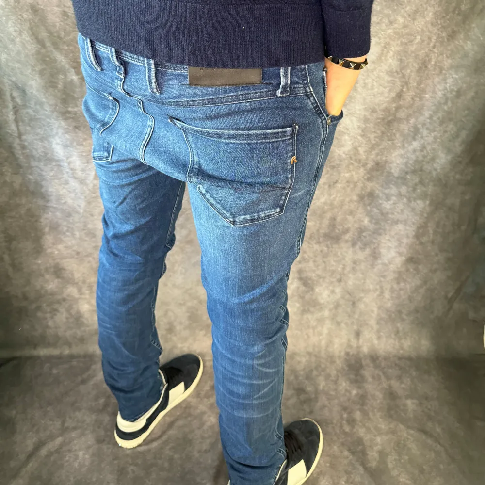 // Replay anbass jeans | Storlek W30/L34 (passar W30/L32) | Benlängd: 109cm / Midja: 39cm | Nypris runt 1800kr | Kontakta för fler frågor eller funderingar // Deluxecloset. Jeans & Byxor.