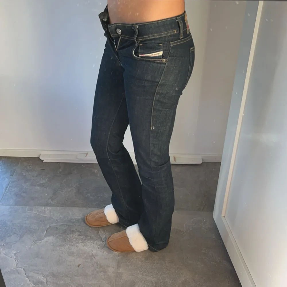 As snygga diesel jeans men tyvärr för små för mig. Dom har lite slitningar längst ner samt nån fläck men den går nog att får bort. + en liten reva på låret men som ej syns.  Midjemått: 35 innebenslängd: 80. Jeans & Byxor.