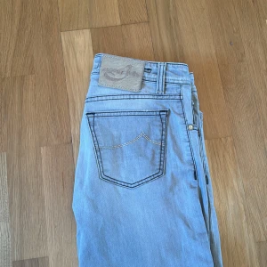 Jacob cohën jeans - Jacob Cohën 622 comfort. Riktigt snygga och sköna jeans. Se bilder för skick! Ny pris 5 200kr