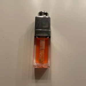 Likande dior lipoil💕 - Säljer mitt ”dior lipoil” som jag inte använder längre. Använd 3 gånger. 