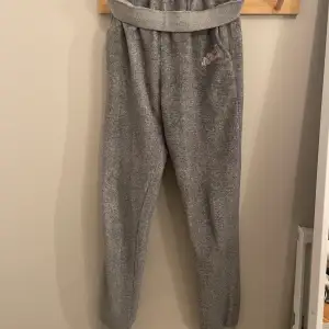 Supermysiga pyjamasbyxor! Lite slitna och ett litet hål men inget som märks🧸🩶