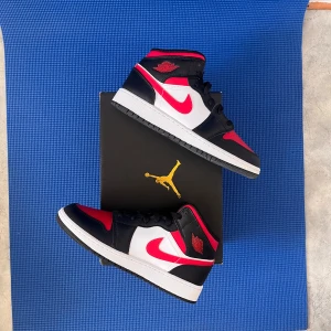 Jordan 1 Mid Gym Red  - Jordan 1 Mid Gym Red  Size 38/5.5Y Helt nya  