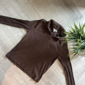 Ribbad brun tröja  - Från Only.  Fint skick! Storlek M  50kr 