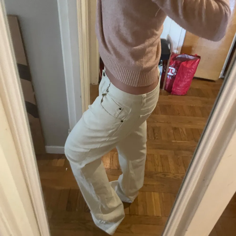 Jättecoola krämvita jeans.  Storlek L men passar mig som har S om man vill ha de mer baggy❤️ Midjemåttet är ca 44cm och Innerbenslängden är ca 83cm❤️. Jeans & Byxor.