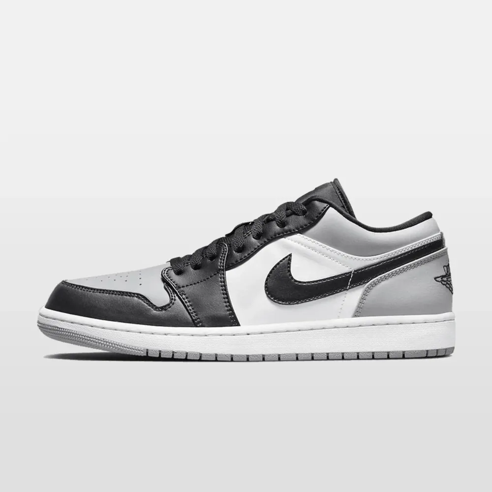 Helt nya Jordan 1 low ”shadow toe” Storlek 44. Helt nya. Skor.