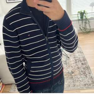  En stilren cardigan från Tommy Hilfiger🤩 skick 9/10! Skriv om ni har några funderingar🤙