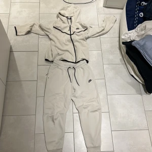 Nike tech - Säljer nu min Nike tech eftersom att jag inte använder den längre 