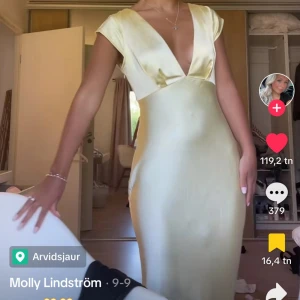 Balklänning💛 - Jag blev helt kär i den här klänningen när jag såg den på tiktok och beställde hem den direkt. Tyvärr passade den inte men jag hoppas att någon av er får chansen att ha den på eran bal. PRISLAPP KVAR!!Obs! Modellen har ett snöre i nacken💛 