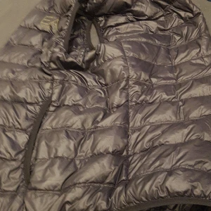 Armani väst storlek m äkta - Säljer denna väst för har ingen användning av den då den är fel storlek för mig. Fint skick inga synliga skador 100% äkta och säljer den för 900 men vid snabb affär kan jag gå ner till 800 enbart allvarliga köpare storlek m på västen.