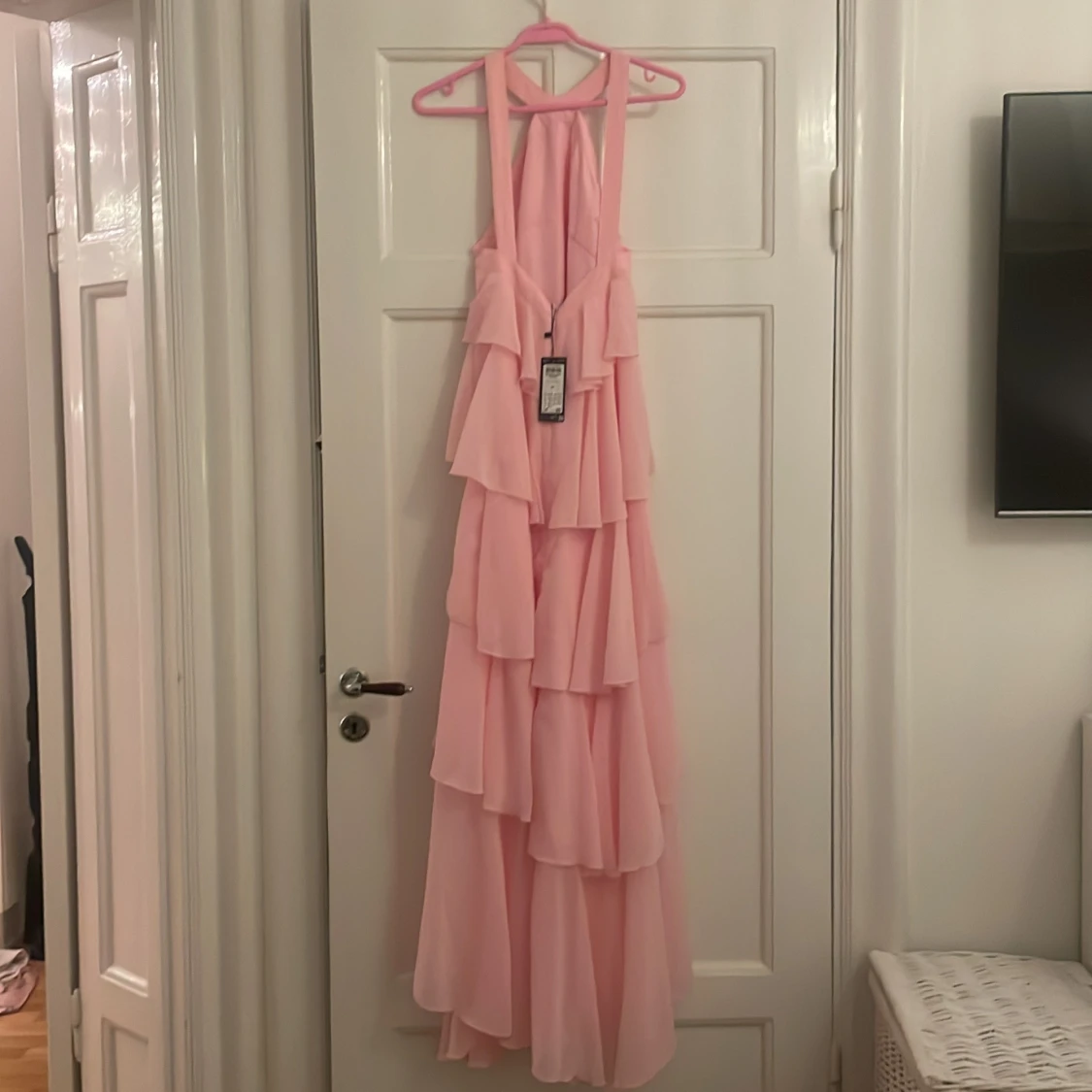 Rosa långklänning med volanger WM Felicia  - 90