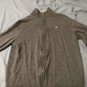 Jättefräsch morriszip - Jätte fin Morris zip i merionoull. Tyvärr blivit tvättad fel och sitter perfekt för dig som är från 170-175. Priset är inte hugget i sten.👊🏻