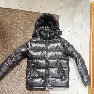 Moncler maya puffer jacka perfekt till vintern, skick 9/10. Storlek S 