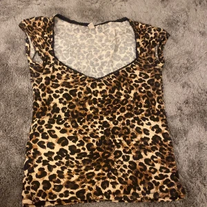 Leopard topp - en tröja i xs från Nelly med leopard mönster säljer för den ej kmr till användning, använd ca 3 gånger 