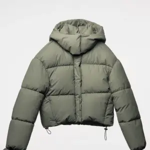 Säljer en jätte fin grön puffer jacket från zara, har använts några få gånger dock kommer den inte till användning, storlek xs