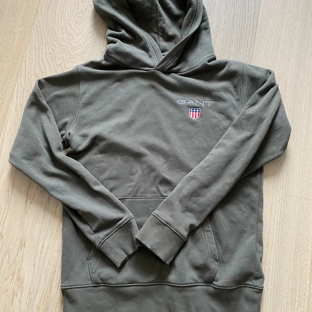 Supersnygg Gant hoodie, använd max två gånger. Säljer eftersom jag har för många hoodies och de flesta bara hänger i garderoben. Storlek syns på bilden, passar både tjejer och killar. Absolut öppen för prisförslag . Hoodies.