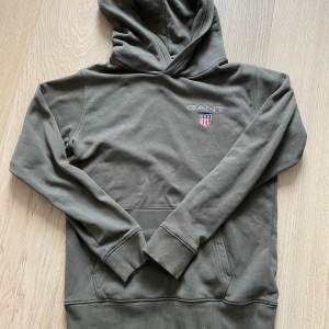 Supersnygg Gant hoodie, använd max två gånger. Säljer eftersom jag har för många hoodies och de flesta bara hänger i garderoben. Storlek syns på bilden, passar både tjejer och killar. Absolut öppen för prisförslag 