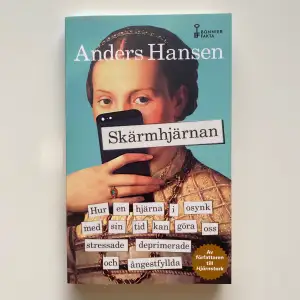 Bok i utmärkt skick. Helt ny. Detta är en succébok som handlar om hur vi påverkas av allt skärmanvändande, hur det gör oss stressade, deprimerade och ångestfyllda.  Billigaste nyköpspris är 109 kr. Jag säljer för endast 79 kr.