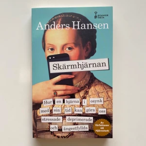 Skärmhjärnan av Anders Hansen - Bok i utmärkt skick. Helt ny. Detta är en succébok som handlar om hur vi påverkas av allt skärmanvändande, hur det gör oss stressade, deprimerade och ångestfyllda.  Billigaste nyköpspris är 109 kr. Jag säljer för endast 79 kr.