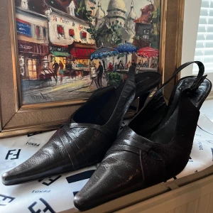 Kitten heels - Jätte snygga vintage kitten heels köpt på Vinted! Se föredetta säljarens bild (bild 2). Har aldrig använt för de var för stora för mig som har storlek 39. 