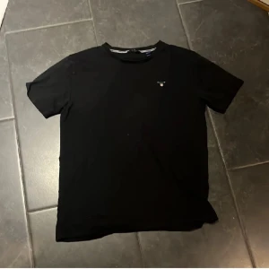 Gant T-shirt - Jätte fint skick. Använd en gång. 