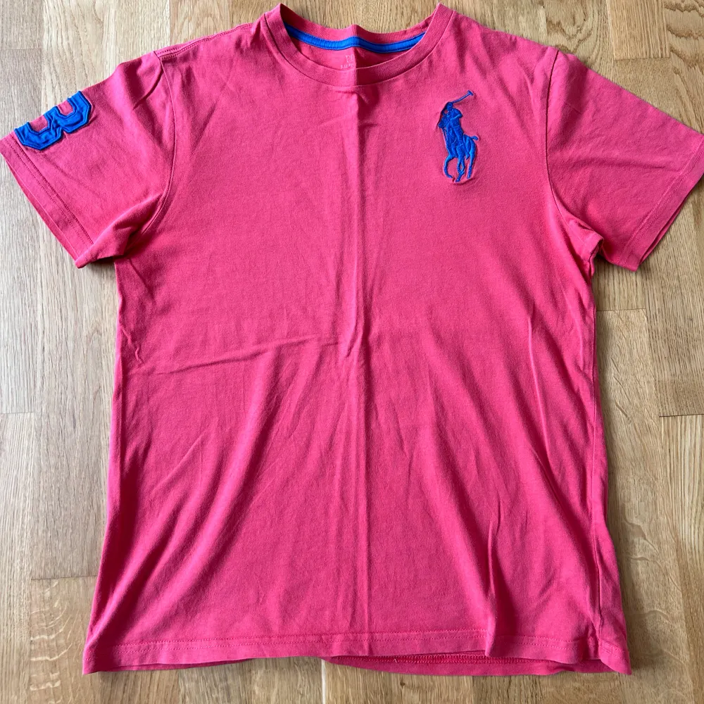 tjena, säljer en röd t - shirt från Ralph lauren // storlek 13-14 år, passar dig som är runt 165 -170 lång // sparsamt använd // hör gärna av er vid frågor eller fler bilder ;). T-shirts.