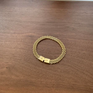 Armband från Edblad  - Säljer nu detta armband då det inte används. Det är steenless steel från Edblad.  Som man ser på en av bilderna är färgen lite sliten på låset, annars i superfint skick.  Nypris 499kr.  Kan skickas om köparen står för frakten. 