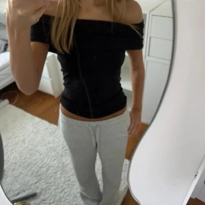 Off shoulder topp - Jättesöt topp från hm, aldrig använd💕