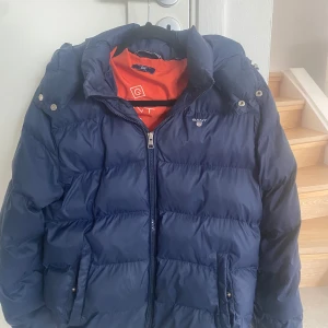 Vinterjacka GANT - Välanvänd vinterjacka från Gant, väldigt varm och go! Finns defekter.