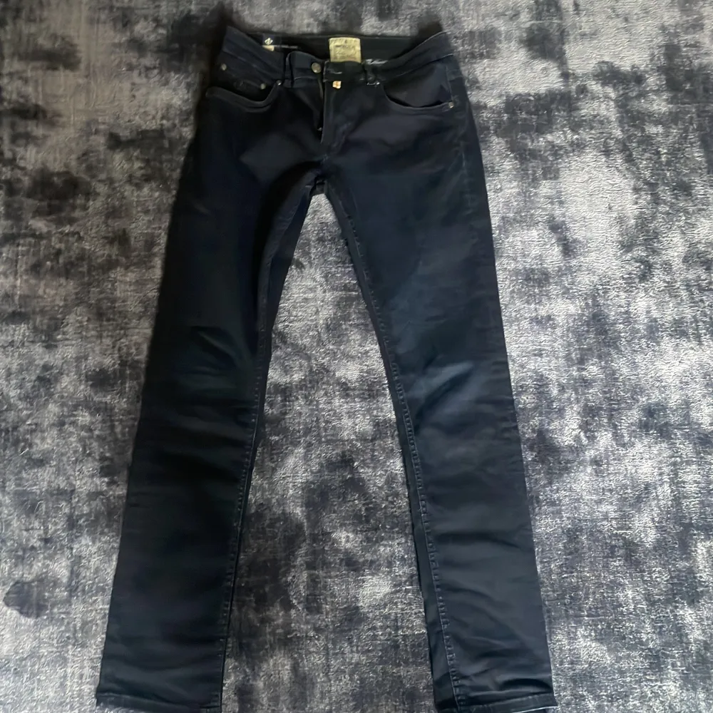 Morris  Mörkblåa  Storlek: 29/32  Skick: 10/10  Bra fin byxor/chinos  eller dagliga byxor . Jeans & Byxor.