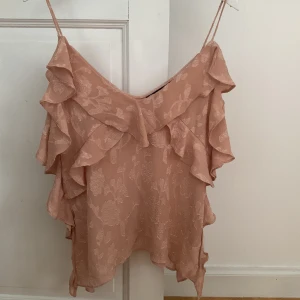 Zara topp - Jätte fin rosa, somrig zara topp!!🥰tryck gärna på köp nu. 