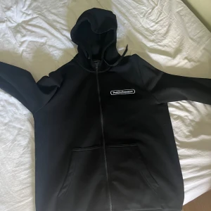 Peak performance  - Säljer denna Peak performance koftan den är väldigt ny i skick och har använt den bara 2 gånger köpte den för 1000 men pris kan diskuteras gällande snabb affär 