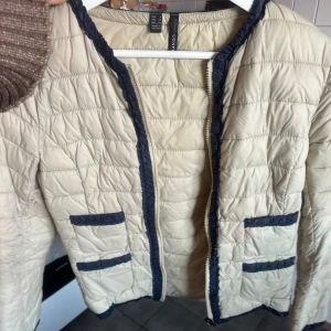 Dunjacka  - Säljer denna super fina  dunjackan från mango