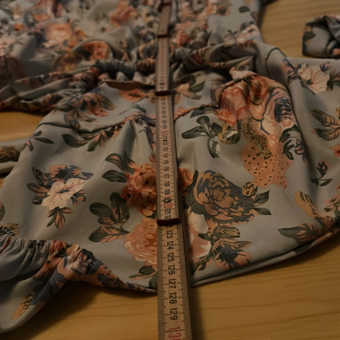 Blommig långklänning med volanger - 92