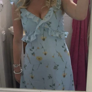 Blommig klänning  - Jätte fin blommig klänning använd 1 gång💕🌟