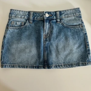 Jeans kjol - Superduper fin och trendig kjol😍😍!! Superskick, aldrig använd!! 
