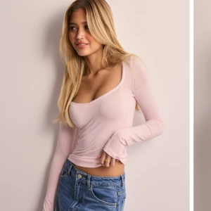 Nelly Romance Shape LS Top - Säljer denna jätte gulliga top från Nelly då den sitter för tajt för mig, köptes för 250kr (inkl frakt) endast testad och prislappen sitter kvar, storleken är slut på hemsidan, om ni har några frågor är det bara att skriva! ☺️💕