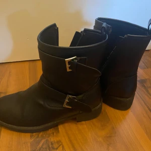 Svarta boots från Alley - Super schyssta, låga och svarta boots. Skinn material, de är från märket Alley och fint skick. Nypris 599kr. Knappt använda, därav priset💗Perfekt nu till hösten samt vintern🍂❄️Vid mer info hör gärna av dig🫶🏼🫶🏼