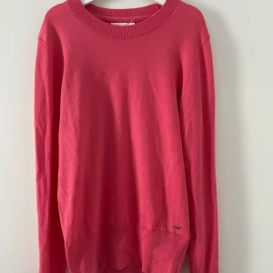 Stickad tröja  - Mycket gott skick, använd fåtal gånger. Silvriga detaljer på armslut (knappar med hals).