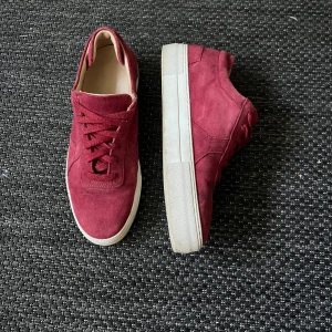 Axel arigato skor - Super fina sällsynta vinröda sneakers från axel arigato. Säljer pga att de inte är i min storlek. Mycket fint skick! Tvätta sulan lite så är dem nästan som nya. Ingen kartong eller dustbag medföljs vid köp. 