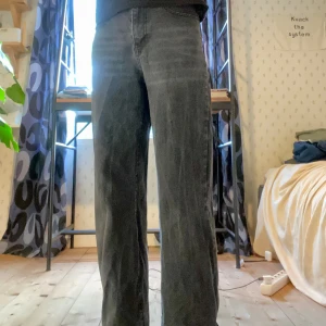 Oversized jeans  - Använd en del, ljusare ”streck” som syns på bilderna men jag tror det är designen. Jag är 170 cm och har ganska långa ben för min längd, de är lite korta för mig så passar nog 165 cm bättre.