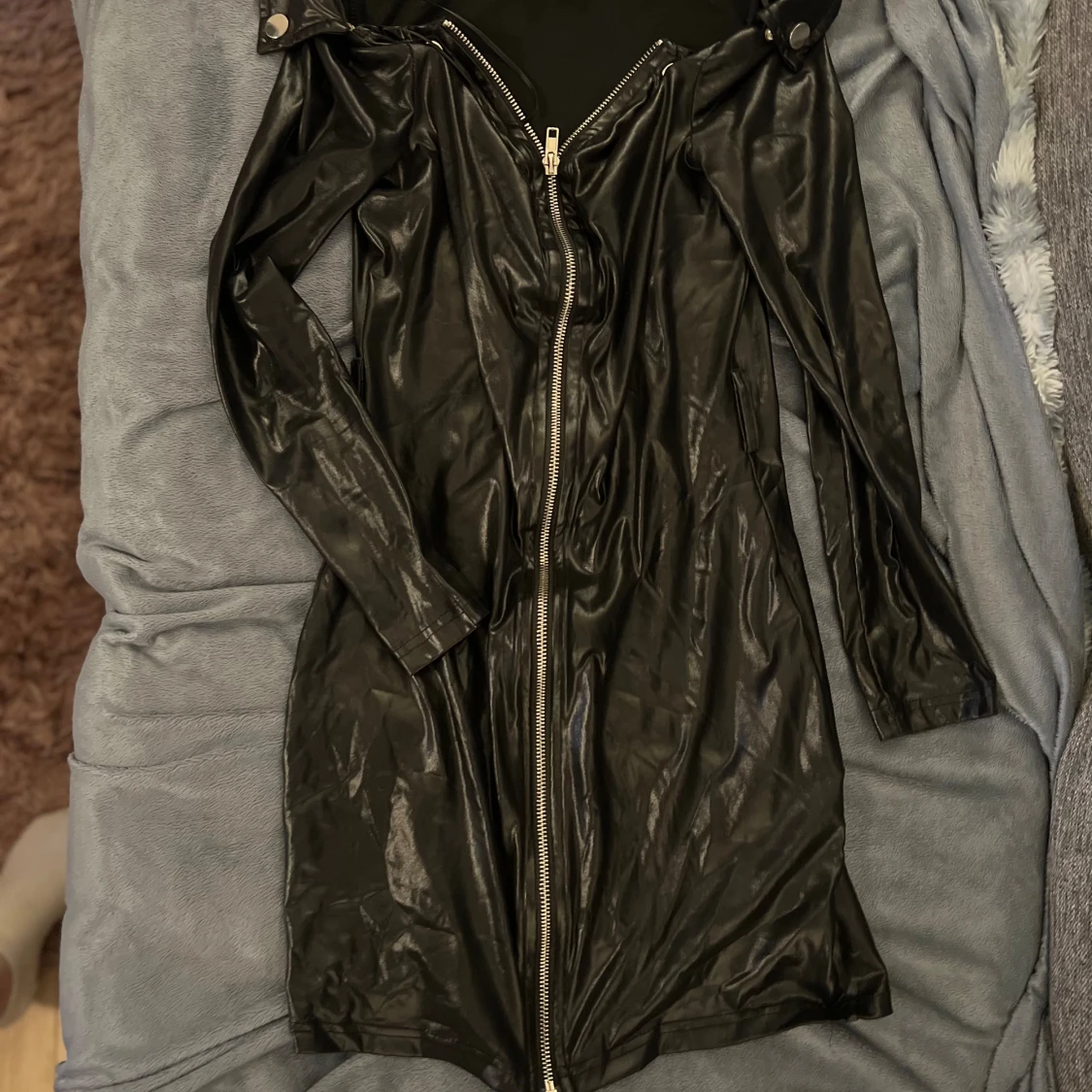 Svart skinnjacka med dragkedja