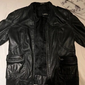 svart vintage leather jacket  - defekten syns på andra bilden storlek m, men skulle säga att det är mer xs-s 