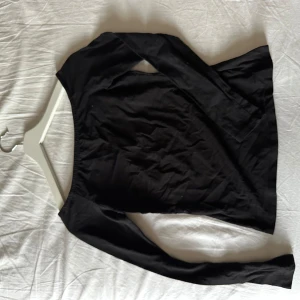 Tröja - Off shoulder tröja med resor 